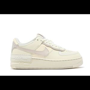 Lightly worn womens airforce one size 8.5